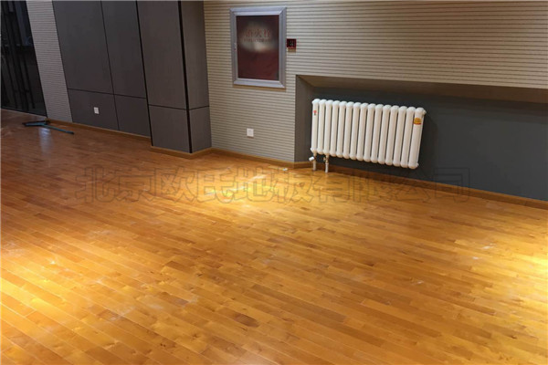 實(shí)木運(yùn)動(dòng)地板