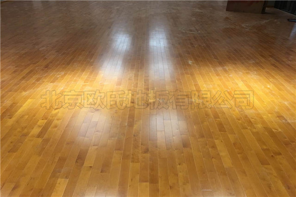 實(shí)木運(yùn)動(dòng)地板