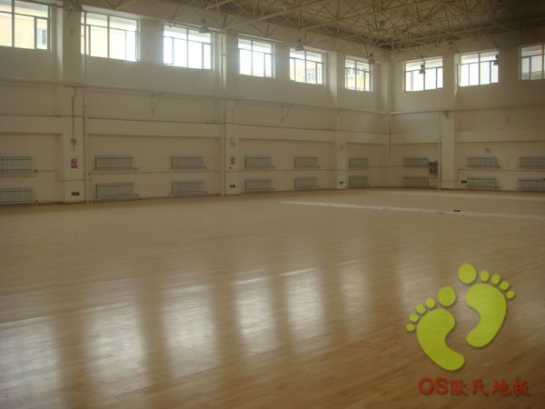 沈陽九十九中學(xué)籃球館運(yùn)動(dòng)木地板鋪設(shè)